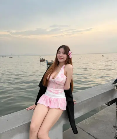 Sutharinee Promkhambut Nena Asiática. Con sabrosas Tetas 🤤 y Cachonda 🔥 y Excitantes Gemidos 🥵 cover image