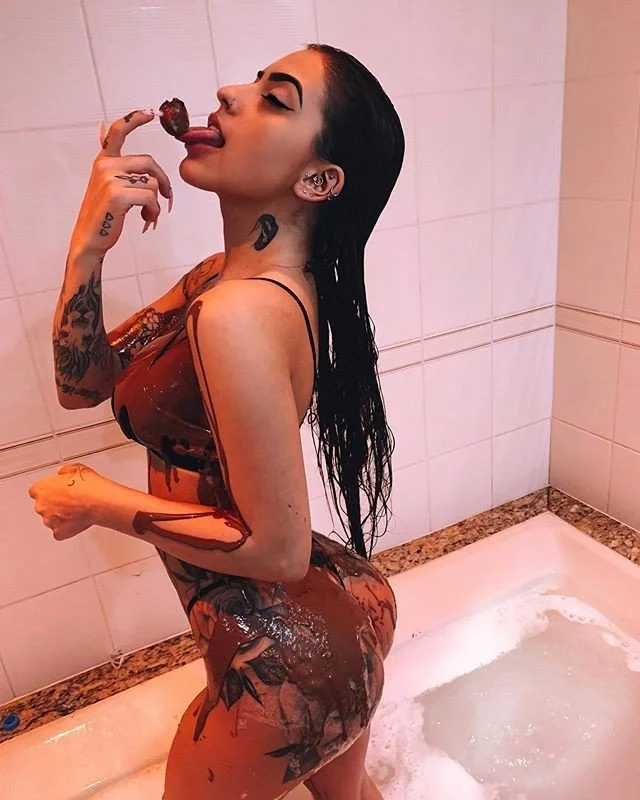 MC Mïrēllª O Que Tem de Linda, Tem de Safada image 19