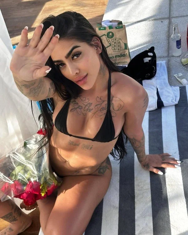 MC Mïrēllª O Que Tem de Linda, Tem de Safada image 50