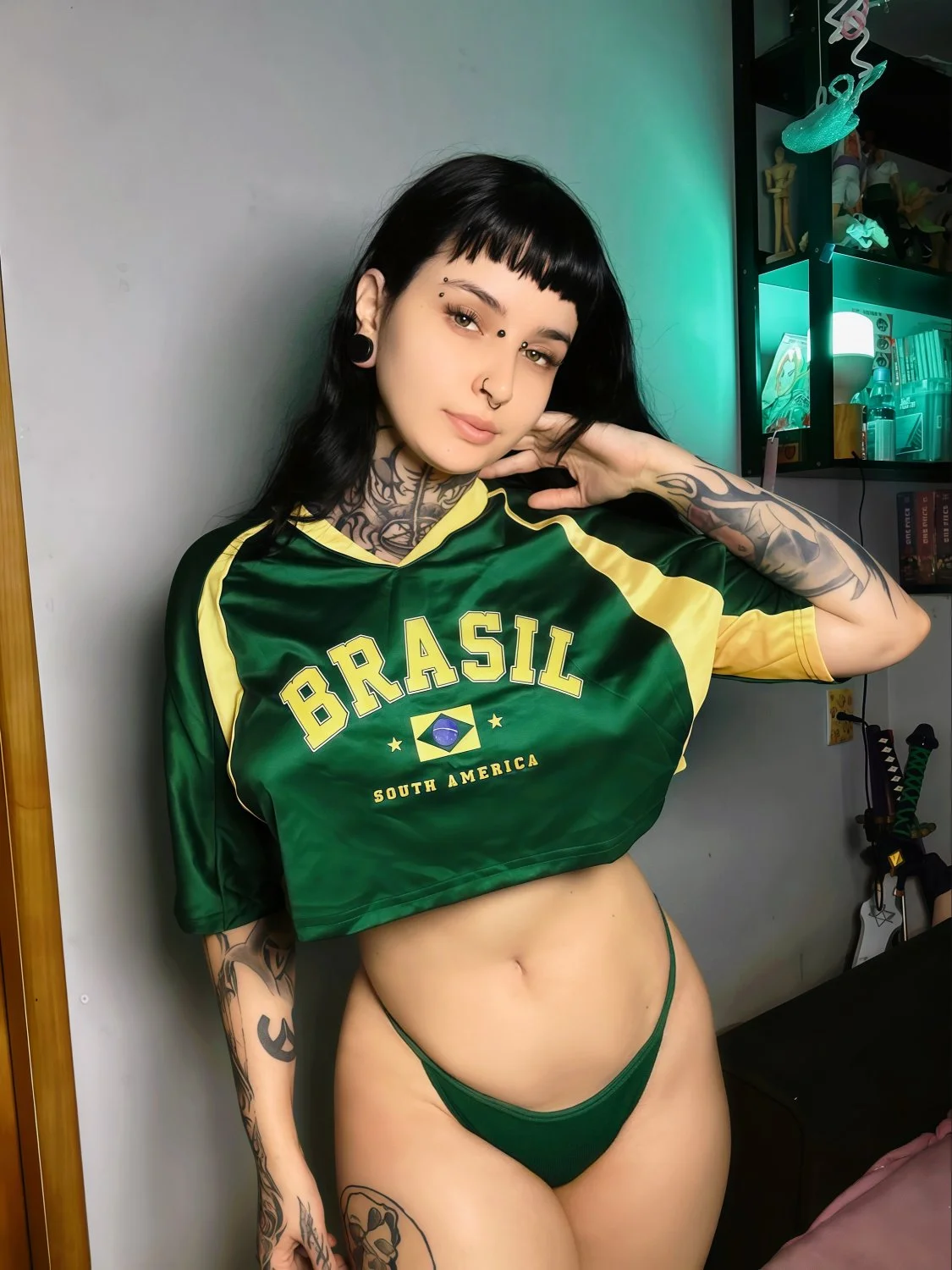 Gotica gostosa branquinha de biquíni só pra provocar um pau preto pra fuder com ela ! image 23