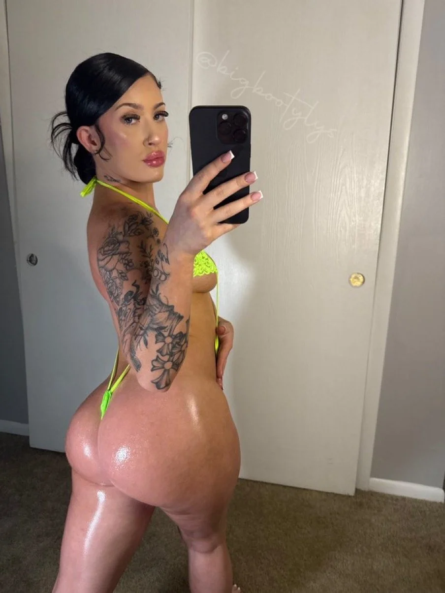 Perfect Ass White Girl (PAWG) image 18