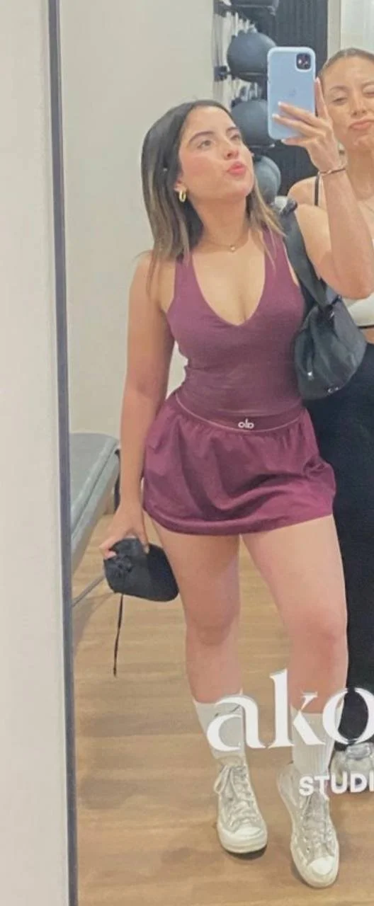 La putita de Valen entrega el culo para ir de vacaciones image 4
