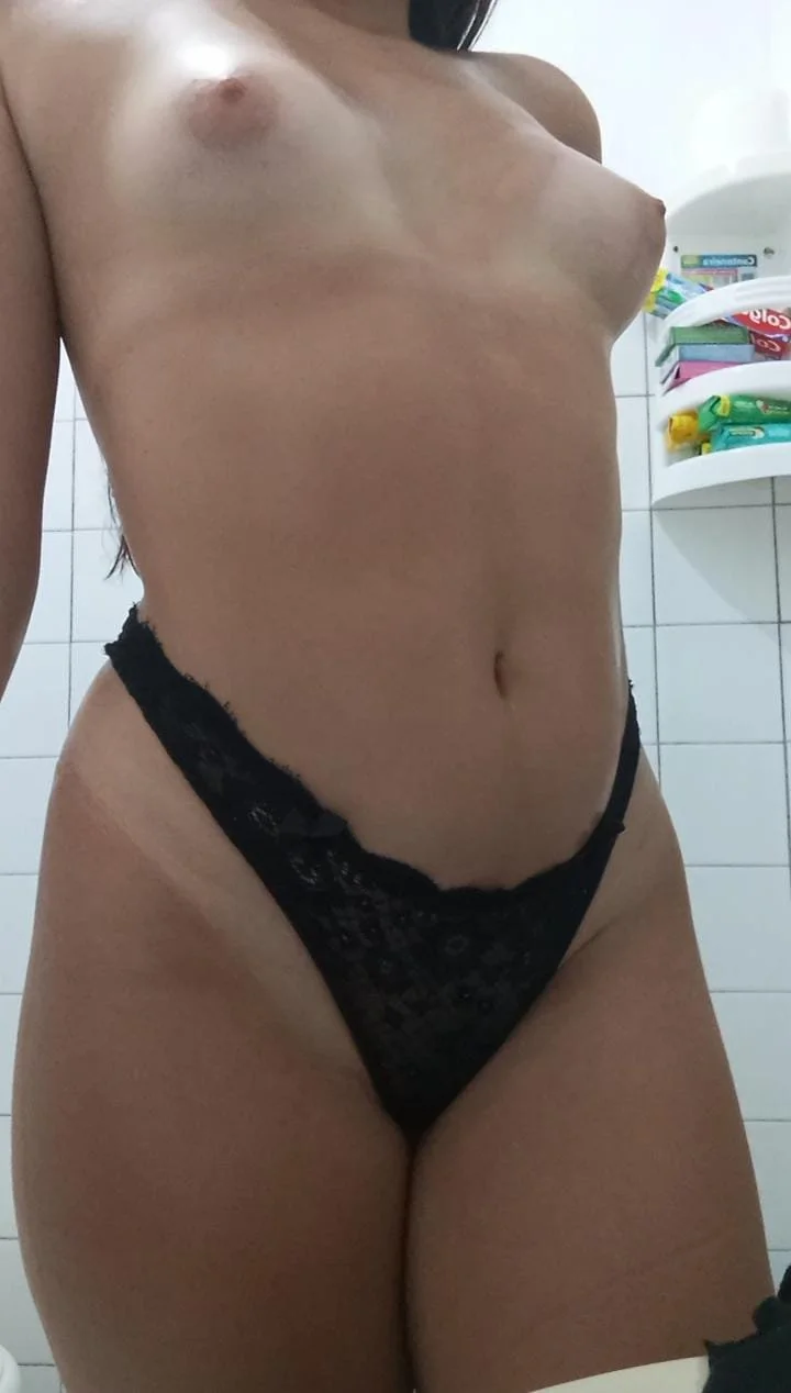 Novinha do peitinho duro main image