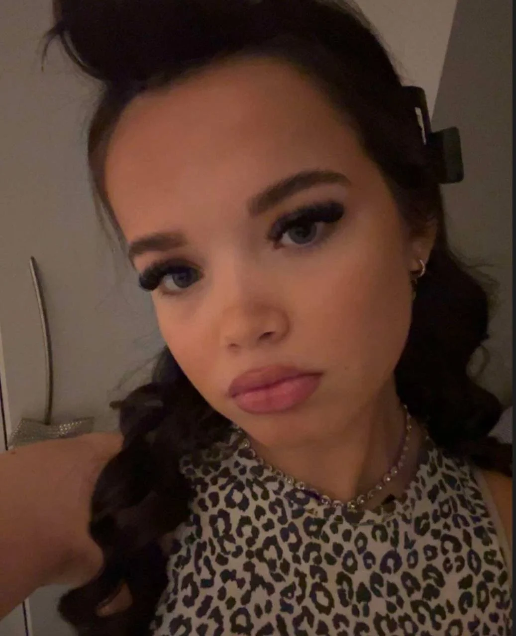 Busty teen slut Neive image 5