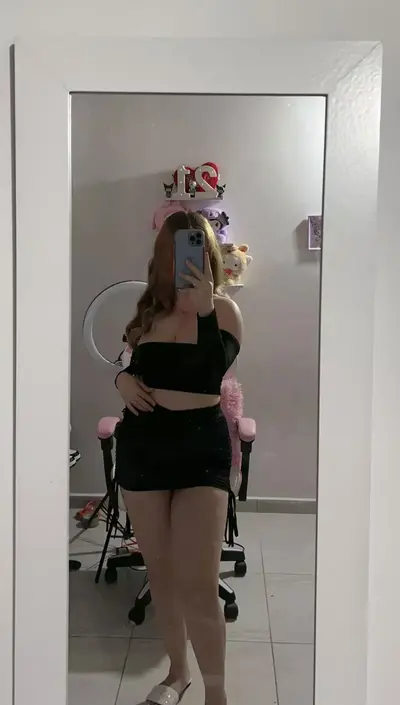 Una rica joven Latina que sabe jugar bien consigo mismo la muy perra. cover image