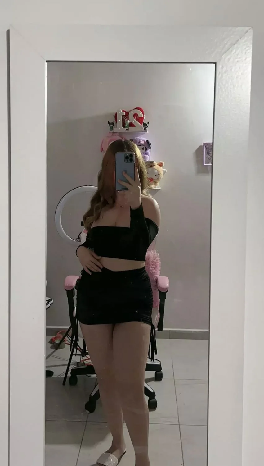 Una rica joven Latina que sabe jugar bien consigo mismo la muy perra. main image