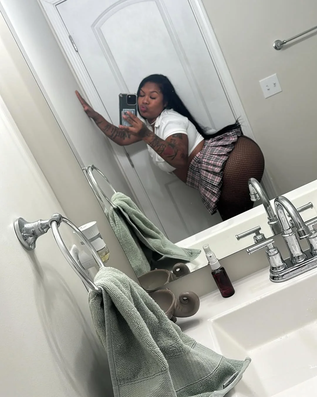 Thick blasian baddie with wet pussy image 3