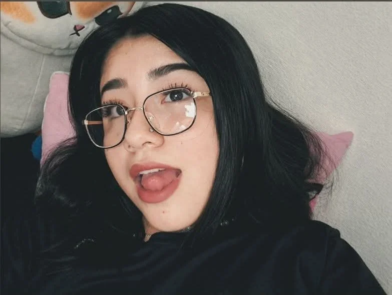 Que les parece la pequeña puta de stefany main image