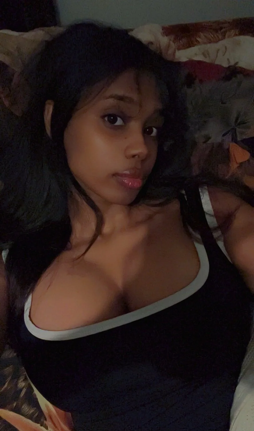 Hot girl wants trib.Dm image 1