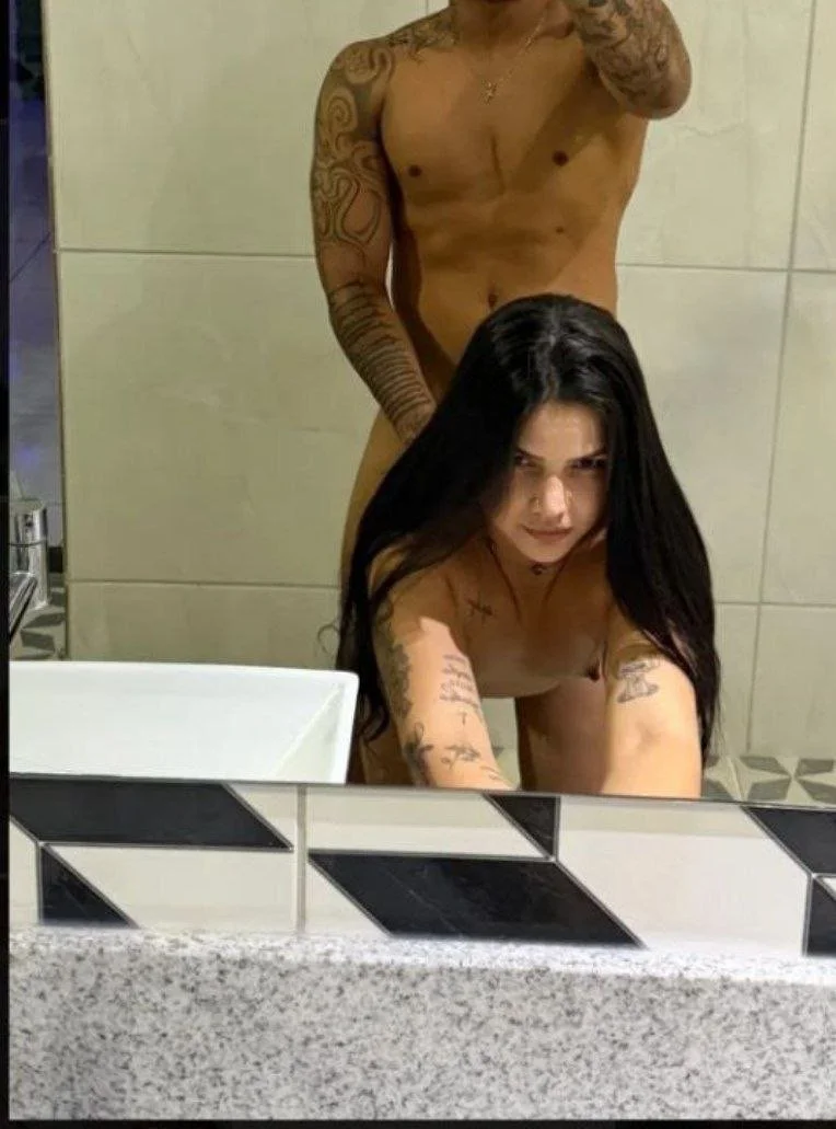 Morena gostosa safada caiu na net transando no pelo dentro do banheiro! Vídeo novo vazado erome br image 15
