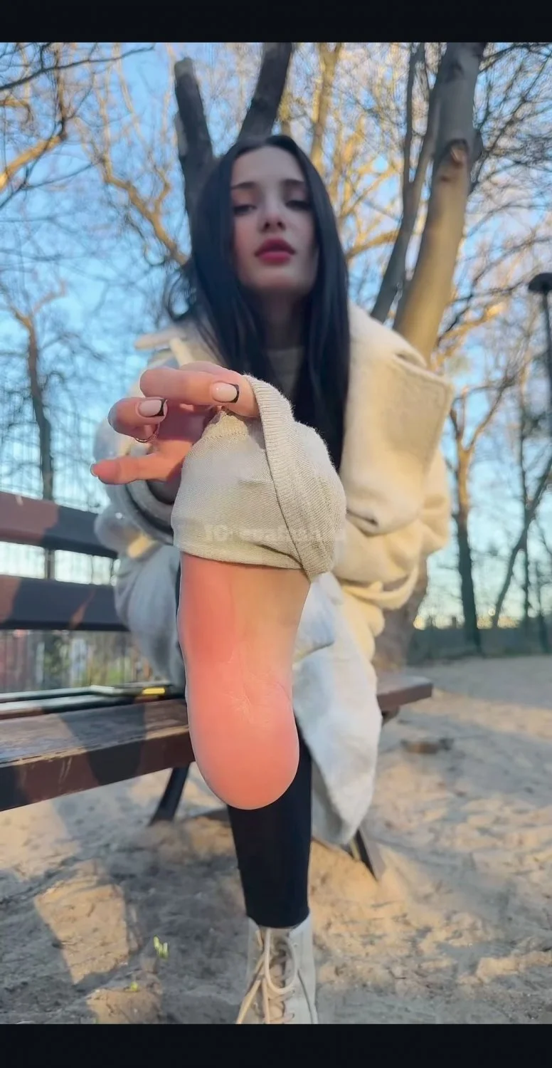 Delicinha russa exibindo suas solinhas lindas 😍🔥 image 43