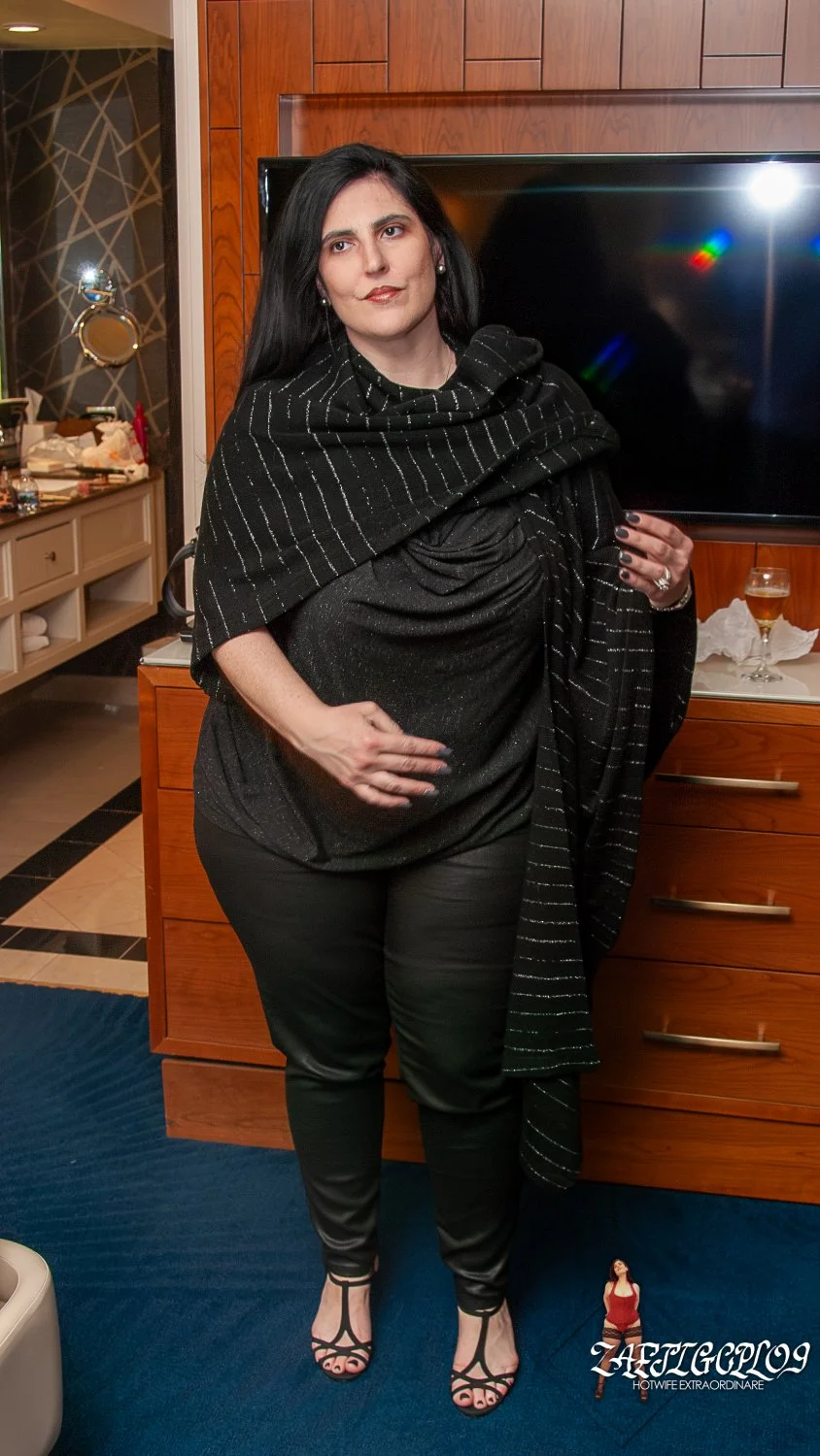 Mature BBW Wife poses in her Vegas hotel room (again) main image