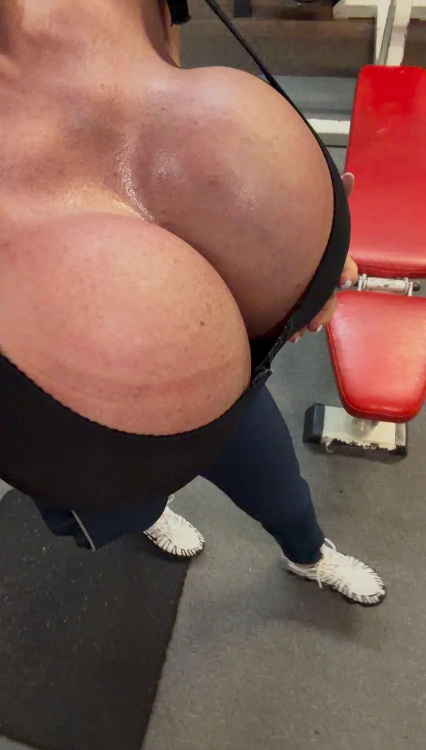 muscle milf with crazy proportions image 11