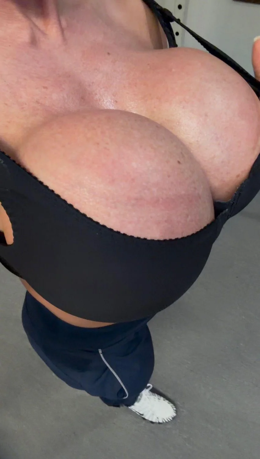 muscle milf with crazy proportions image 5