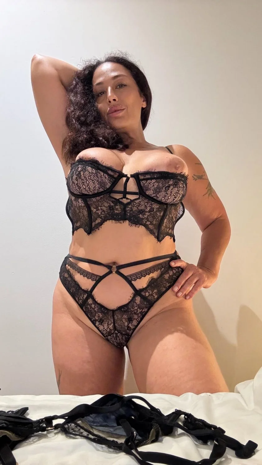 Milf🔥 bit tits fat ass image 12