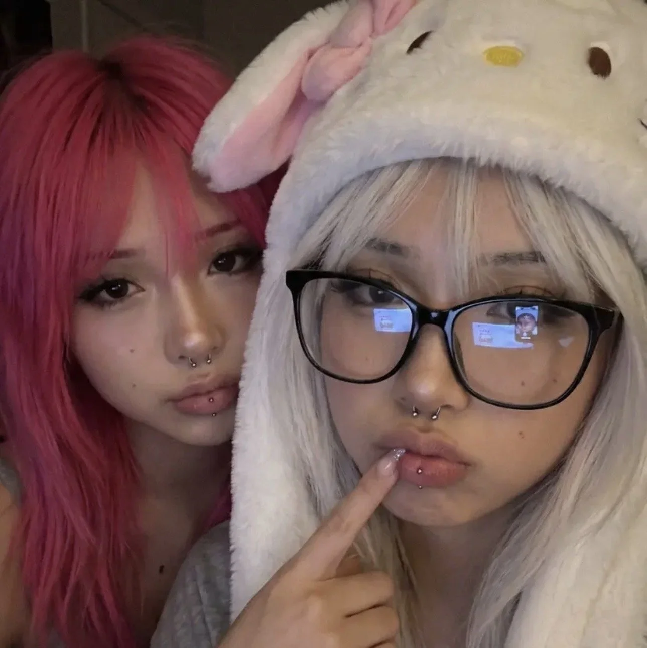 E-Girl Twins Love Each Other main image