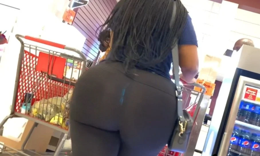 🔥 Big Booty Ebony in spendex at grocery store 🔥 (credit to Tumblr) image 4