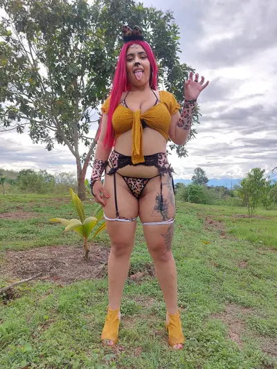 voluptuosa venezolana debuta con un viejo gordo en publico cover image