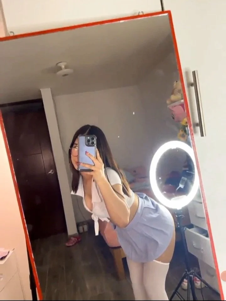 Teen latina (una colegiala muy puta) image 7