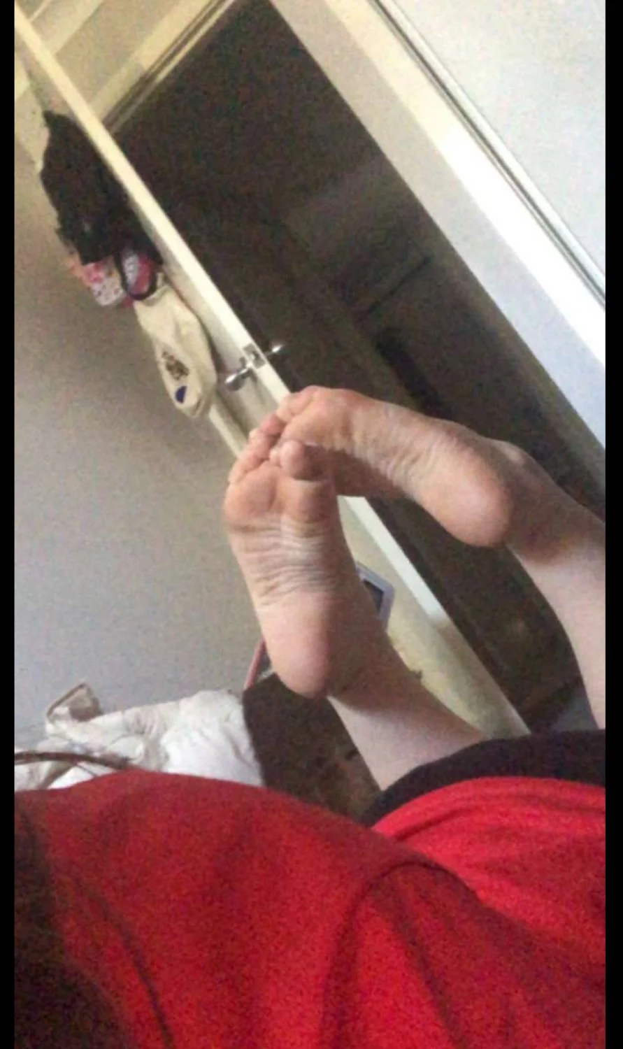 WHITE GIRL FEET🤤 main image