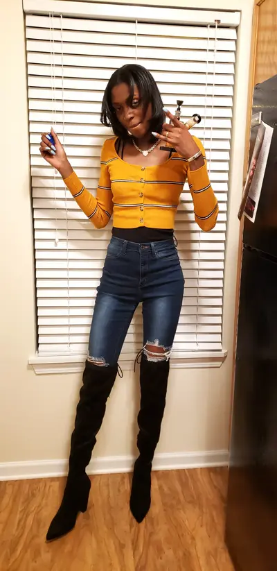 Jada SHS Poses With Her Bong - Then Vapes A BWC cover image