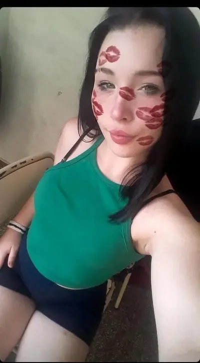 Argentina egresada hermosa blanquita culona sexy masturbandose rico su culito abriéndolo más cover image