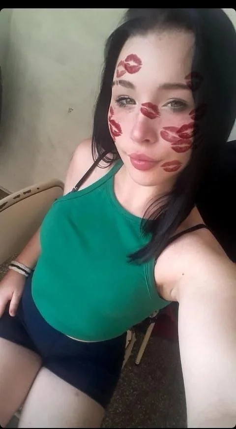 Argentina egresada hermosa blanquita culona sexy masturbandose rico su culito abriéndolo más image 1