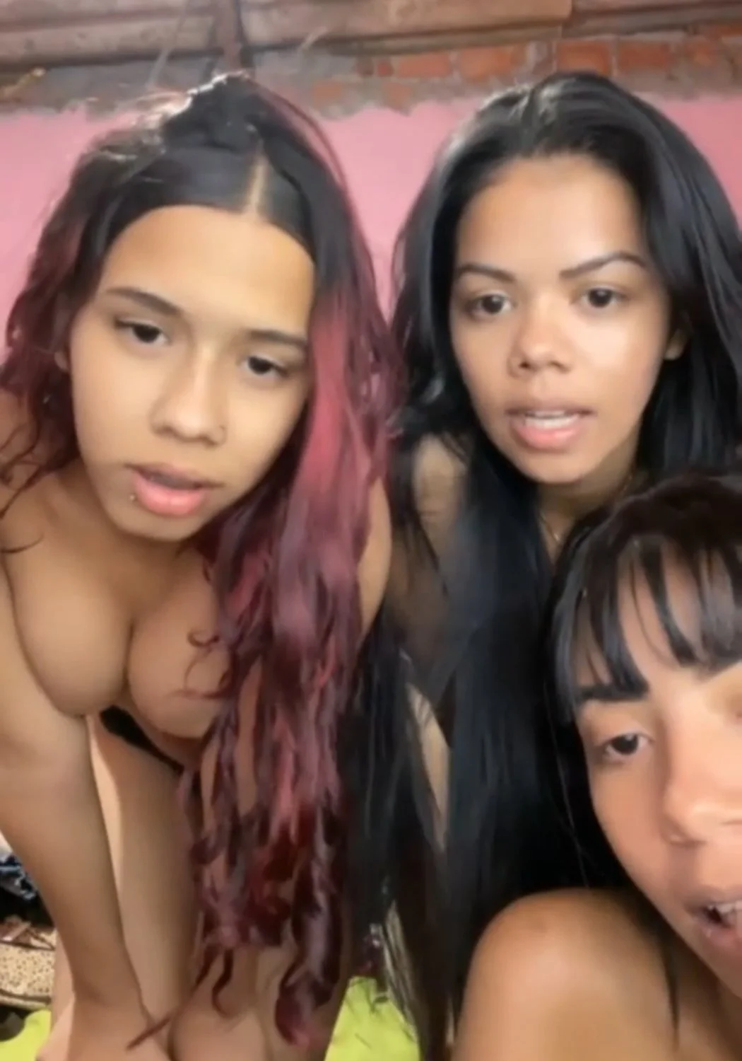Amigas baixa renda fazendo live, pelada, lésbicas, magrinhas image 22