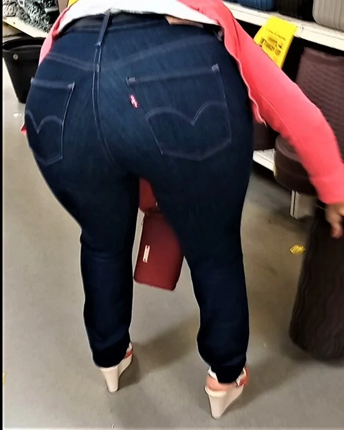 milfs bien nalgonas en la calle image 4