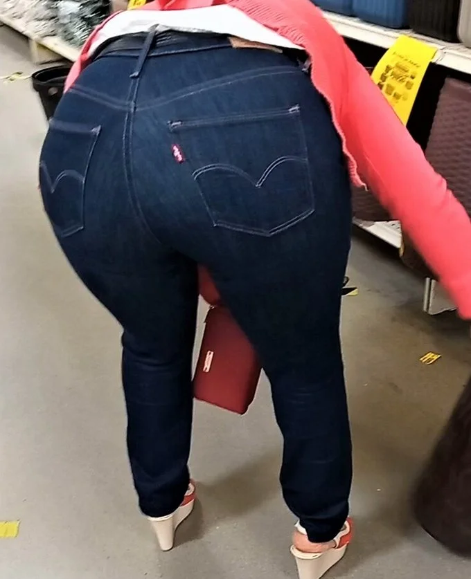milfs bien nalgonas en la calle image 6