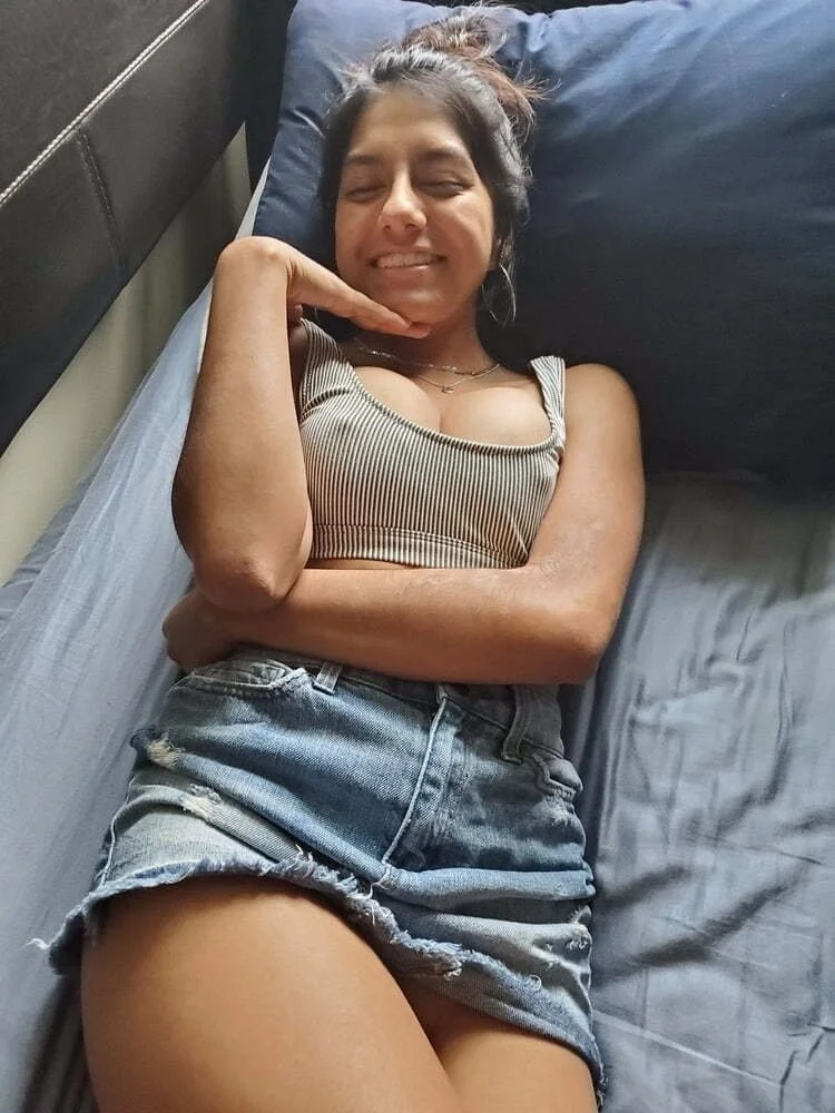 Jovencita morocha tetona image 1