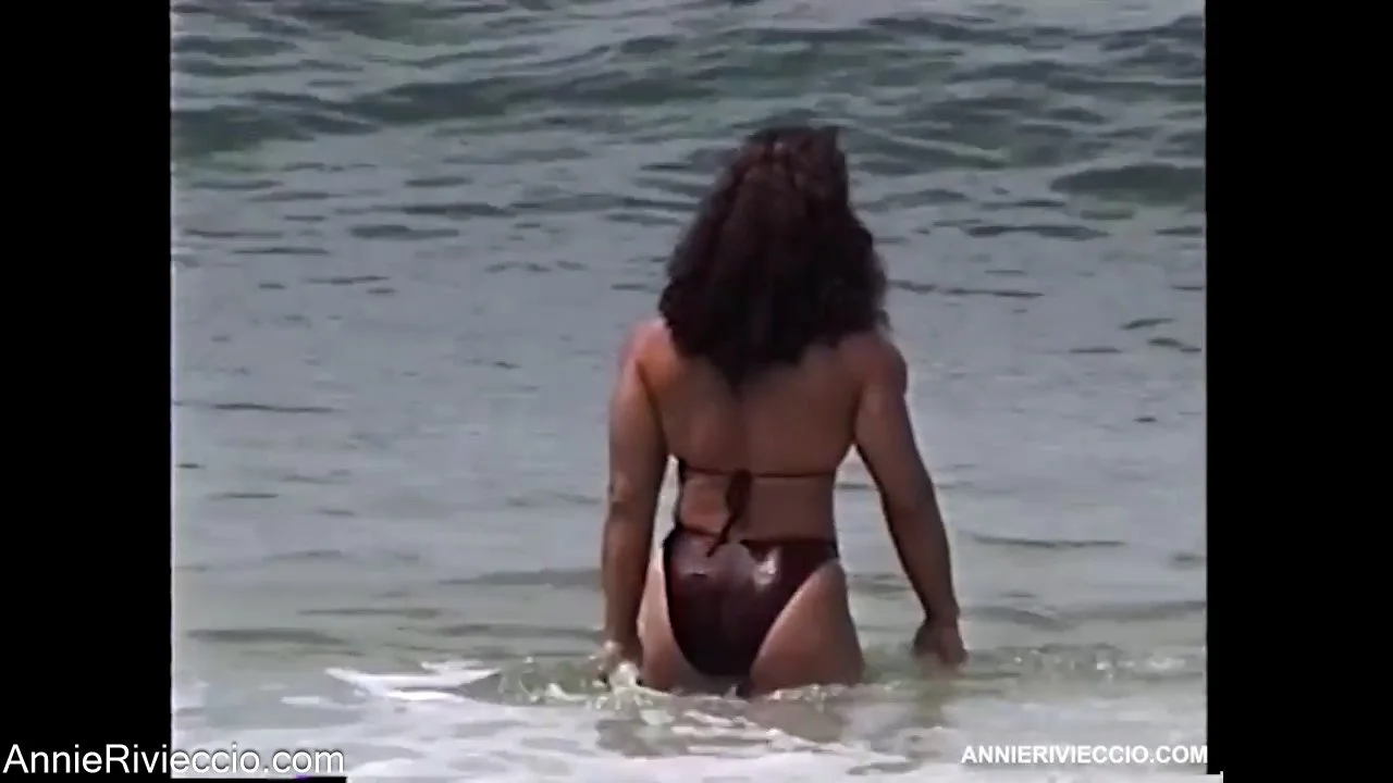 Mrs Rivieccio bodybuilding nudist, sexual hypertrophic muscle show on the beach image 3