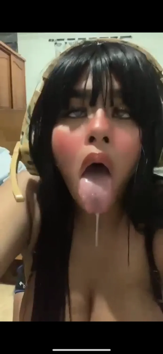 zorra con tetas enormes se divierte con sus juguetes main image