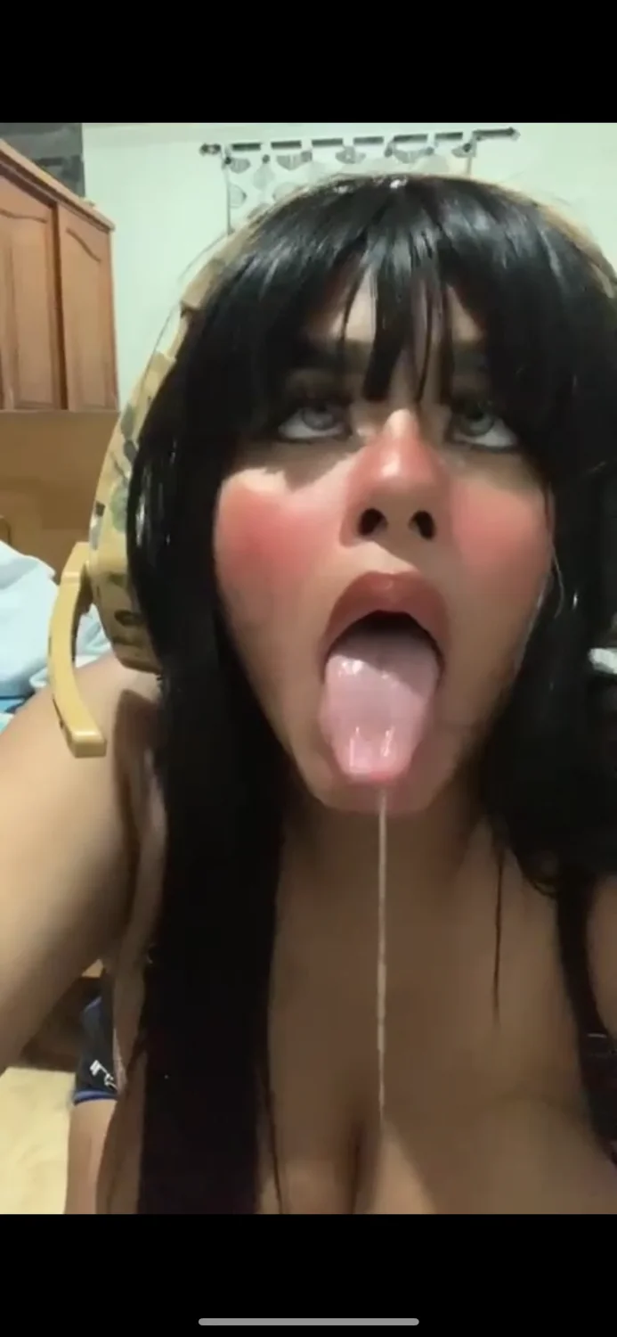 zorra con tetas enormes se divierte con sus juguetes image 4