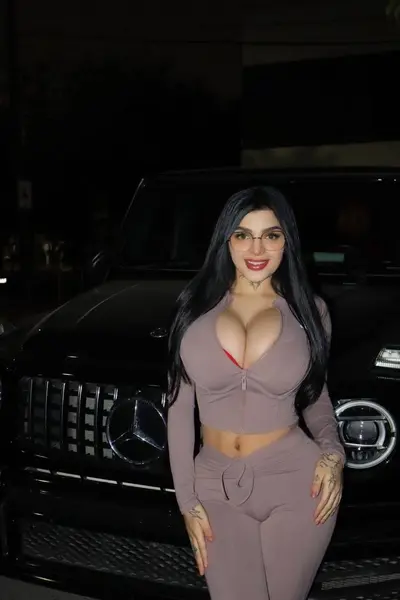 Karely Ruiz buenísima influencer mexicana cover image