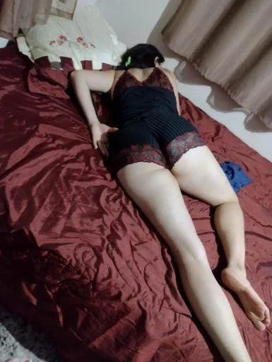 Marido corninho adora emprestar a esposa .. pra ser marmita dos amigos...olha que rabo gostoso image 4