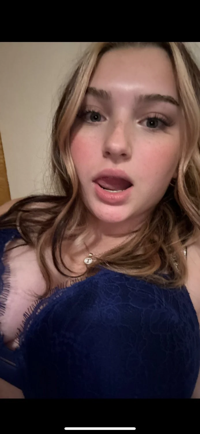 Boyfriend shows off hot babe image 19
