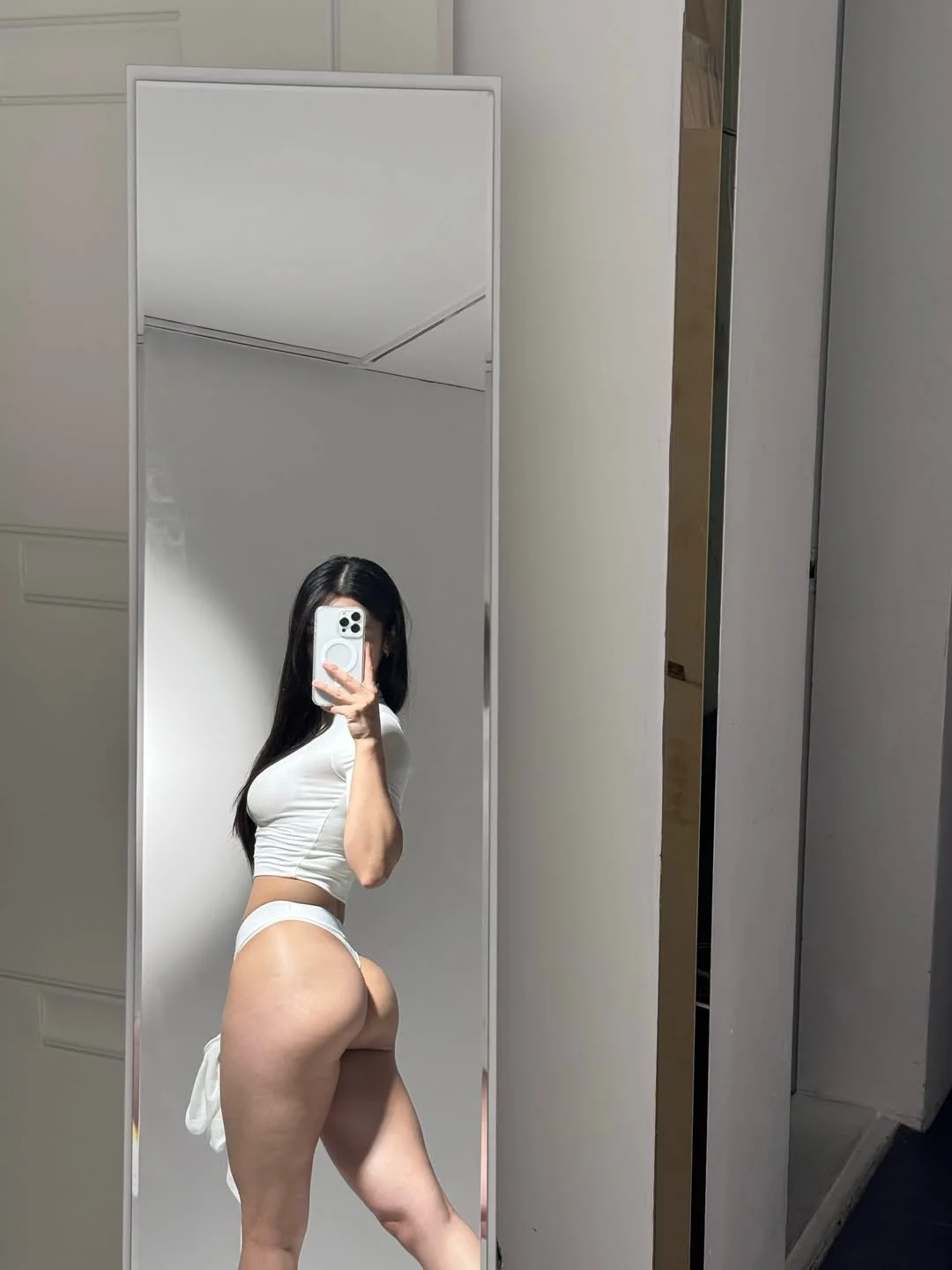 🍑📱 Booty Selfie image 33