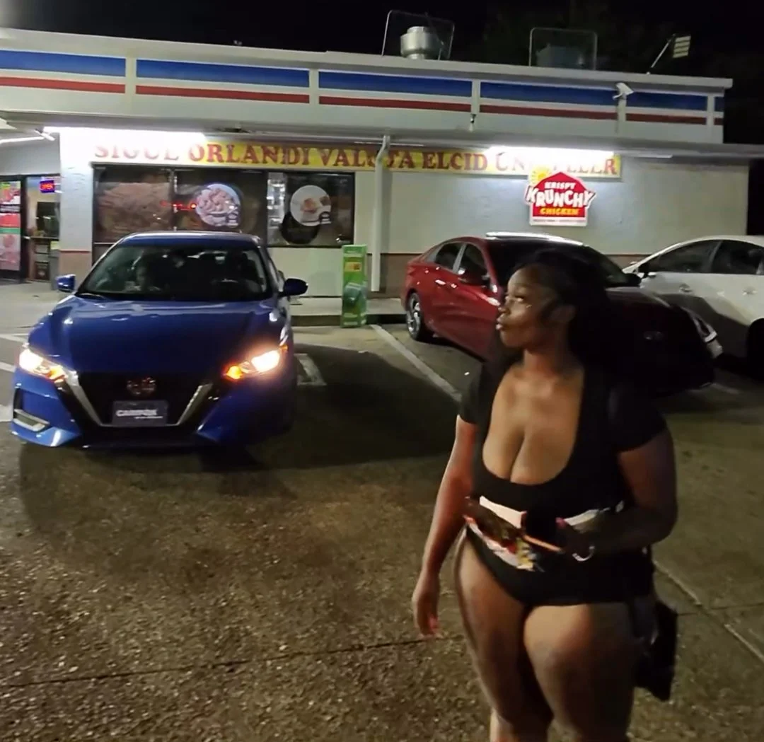 Would y'all tow her car!!! 😍🖤 main image