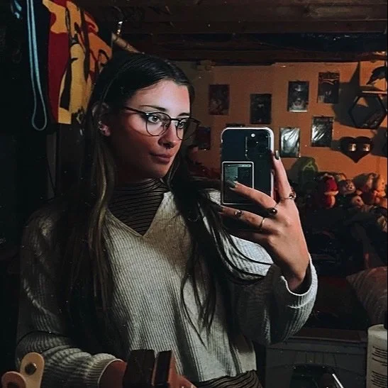 Nerd linda se exibindo e mostrando o cuzinho main image