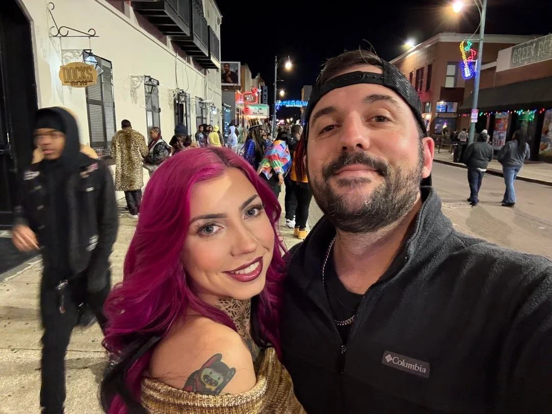 These dudes love to share their girls image 23