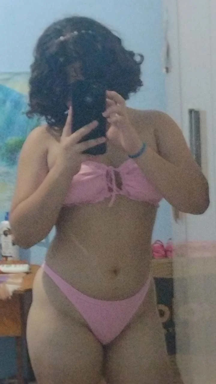 Anãzinha branquinha, toda gostosa se exibindo image 2