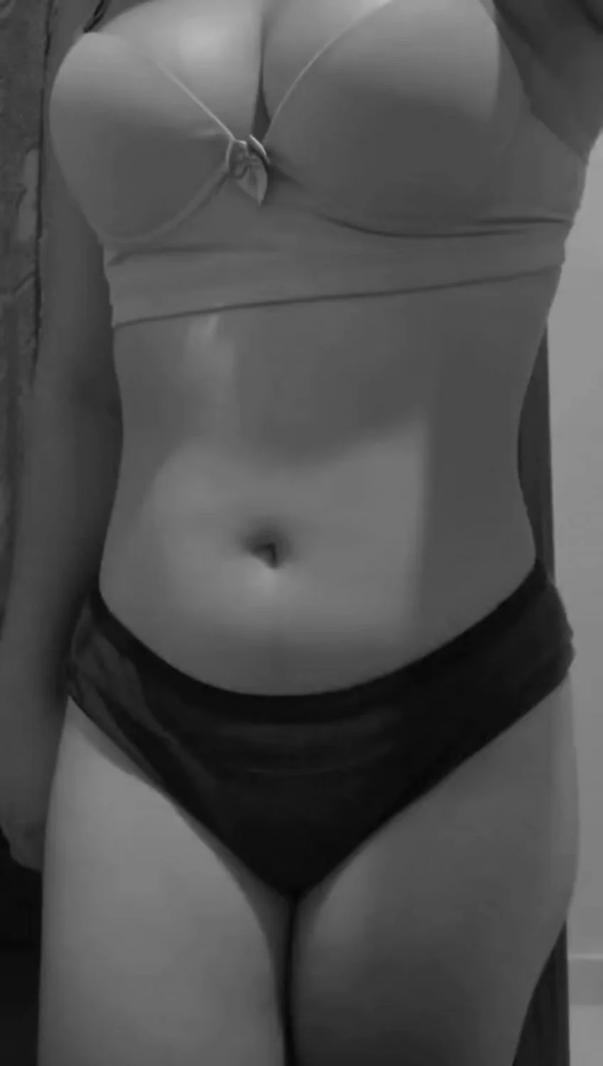 Anãzinha branquinha, toda gostosa se exibindo image 3