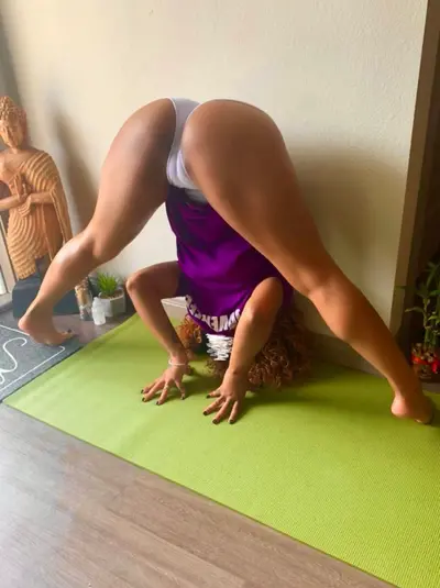 Fat ebony ass in shorts 🤤 cover image