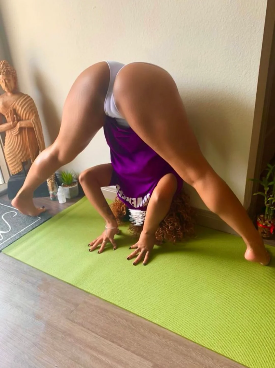 Fat ebony ass in shorts 🤤 main image