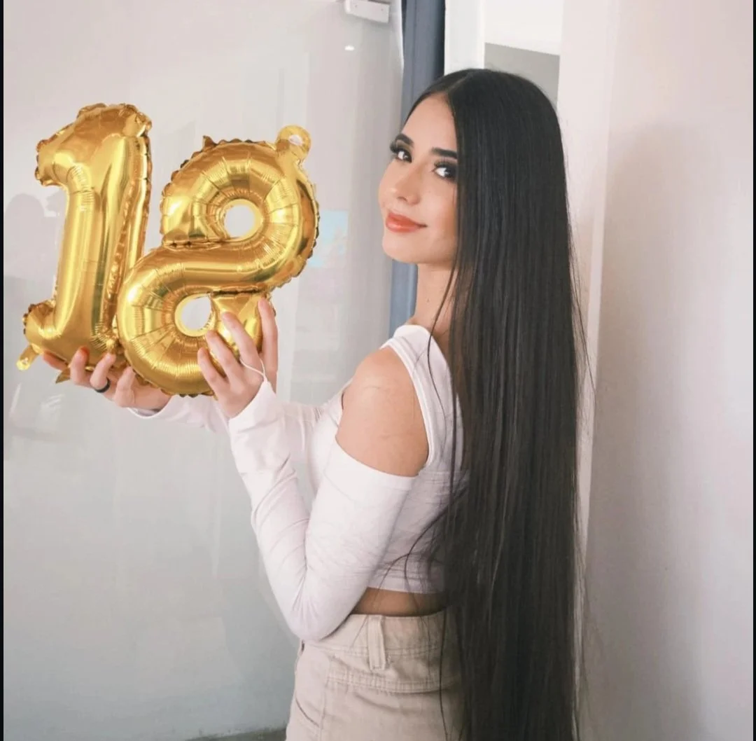 magrinha branca segurando balão de 18 image 5