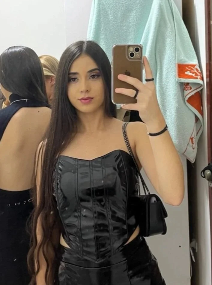 magrinha branca segurando balão de 18 image 6