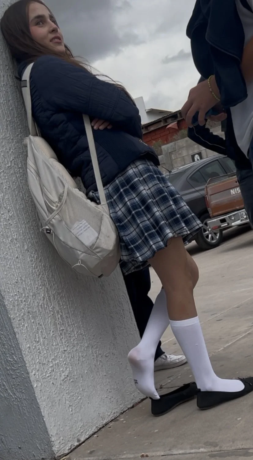 Hermosos pies de colegiala image 11