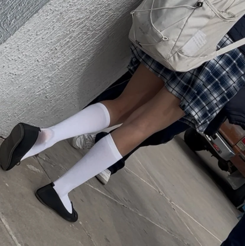 Hermosos pies de colegiala image 12