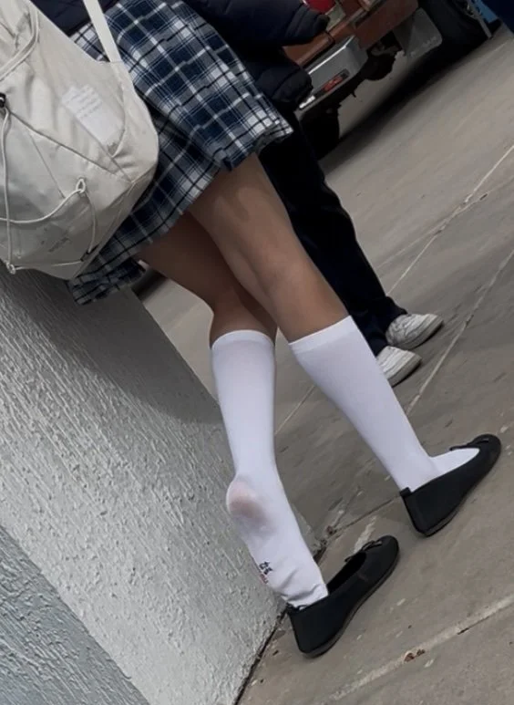 Hermosos pies de colegiala image 13